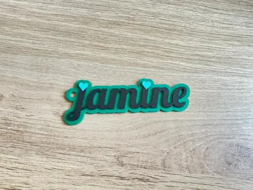 Llavero personalizado con nombre y detalle decorativo — vista de referencia 3