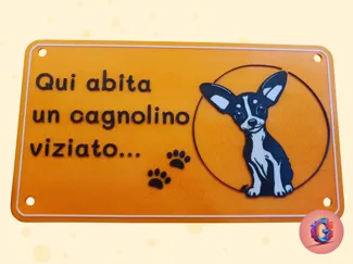Targa "Qui abita un cagnolino viziato"
