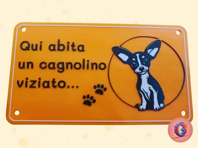Plaque "Who lives here, a spoiled doggy"