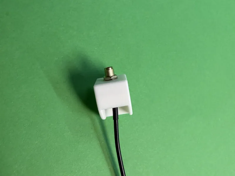 SMA Antennen Halter - Kleben und Skadis