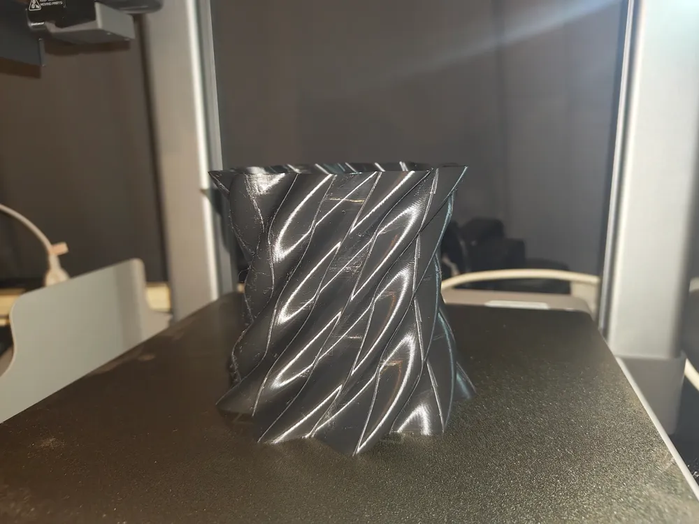 slightly flexy interesting vase by ozmunds layer lab MakerWorld ...
