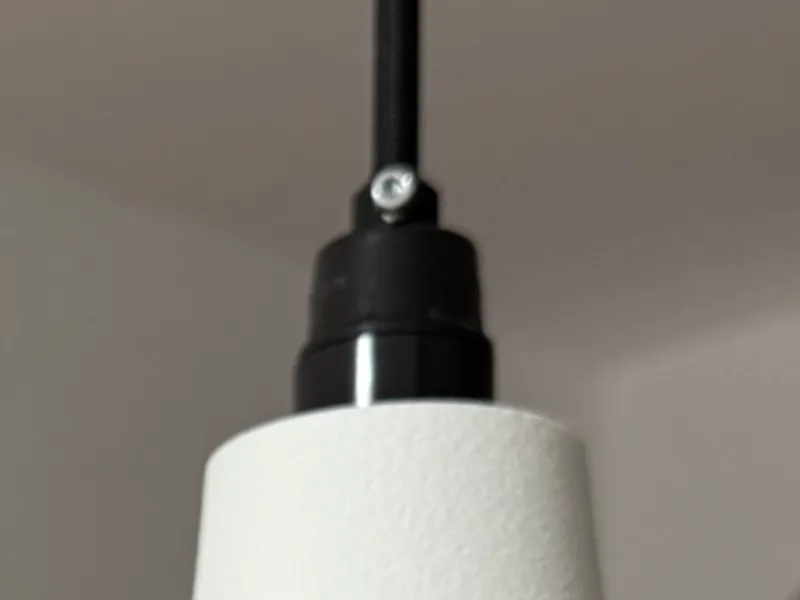 Cable grip for E14/E27 bulb holder