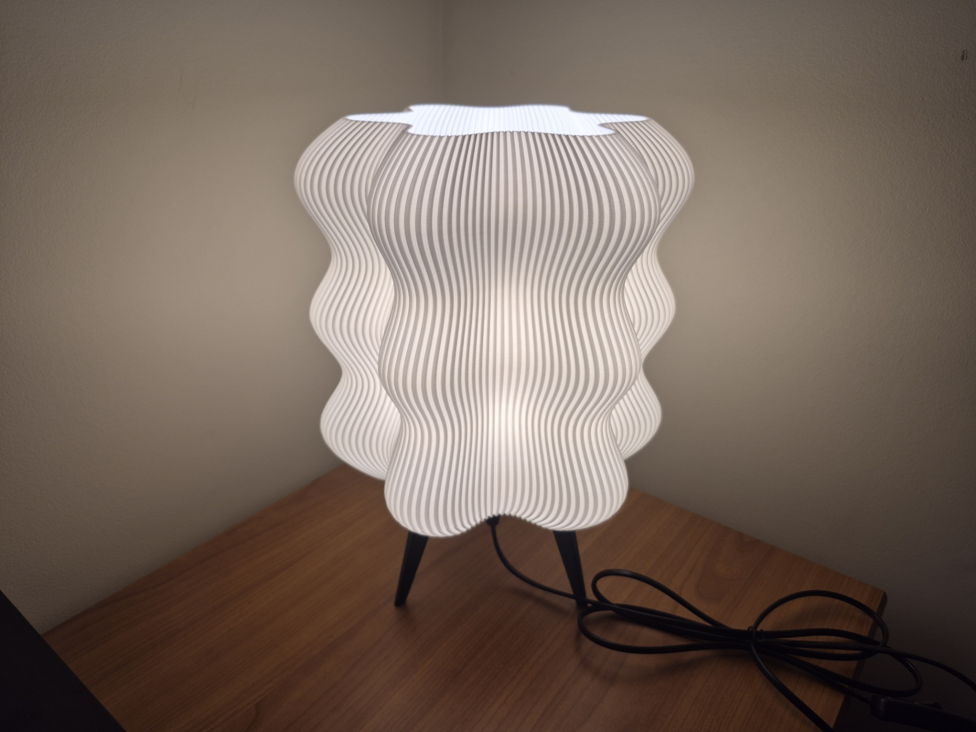 Miniatura 4 do modelo 3D Wavy Lamp - E27 E26 Base - PETG
