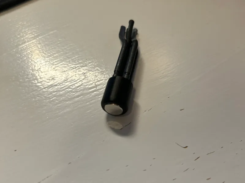 Deburring balde holder with magnets