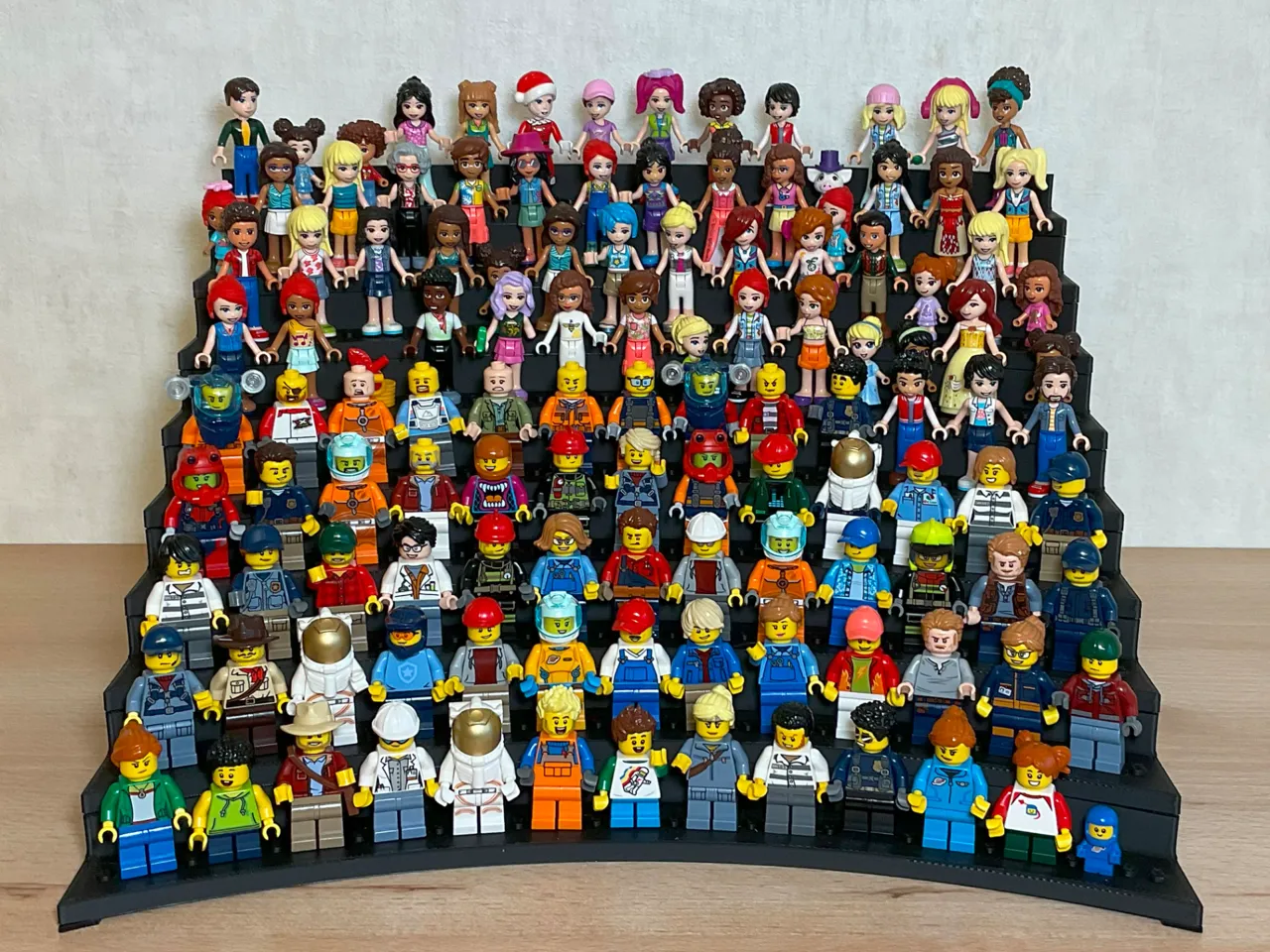 Brick Minifigure Grandstand var. for up to 117 Fig view 3