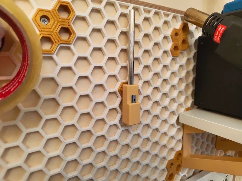 Scalpel holder for Honeycomb Storage Wall