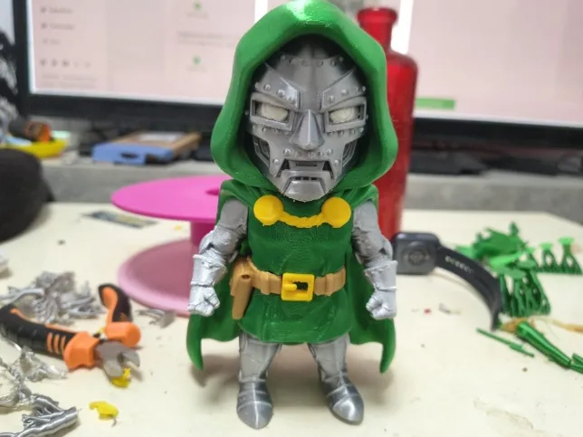 Modelo para impresión 3D: DR DOOM, EN MULTIPARTE. Referencia del modelo original.