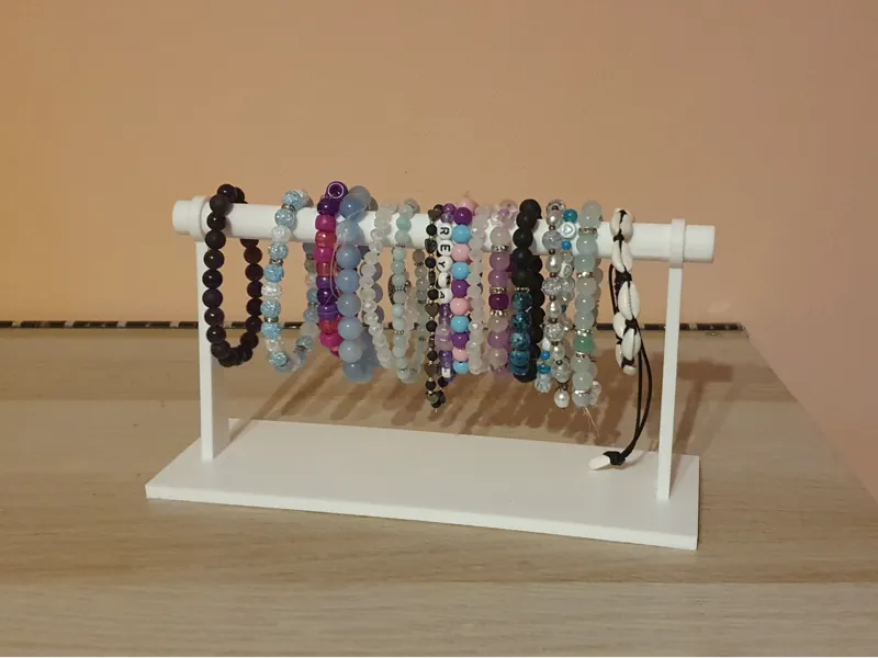 Simple bracelet stand