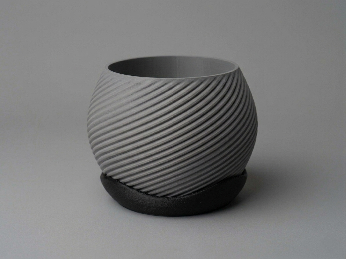 Miniatura 1 do modelo 3D Swirl Planter with Drainage & Drip Tray