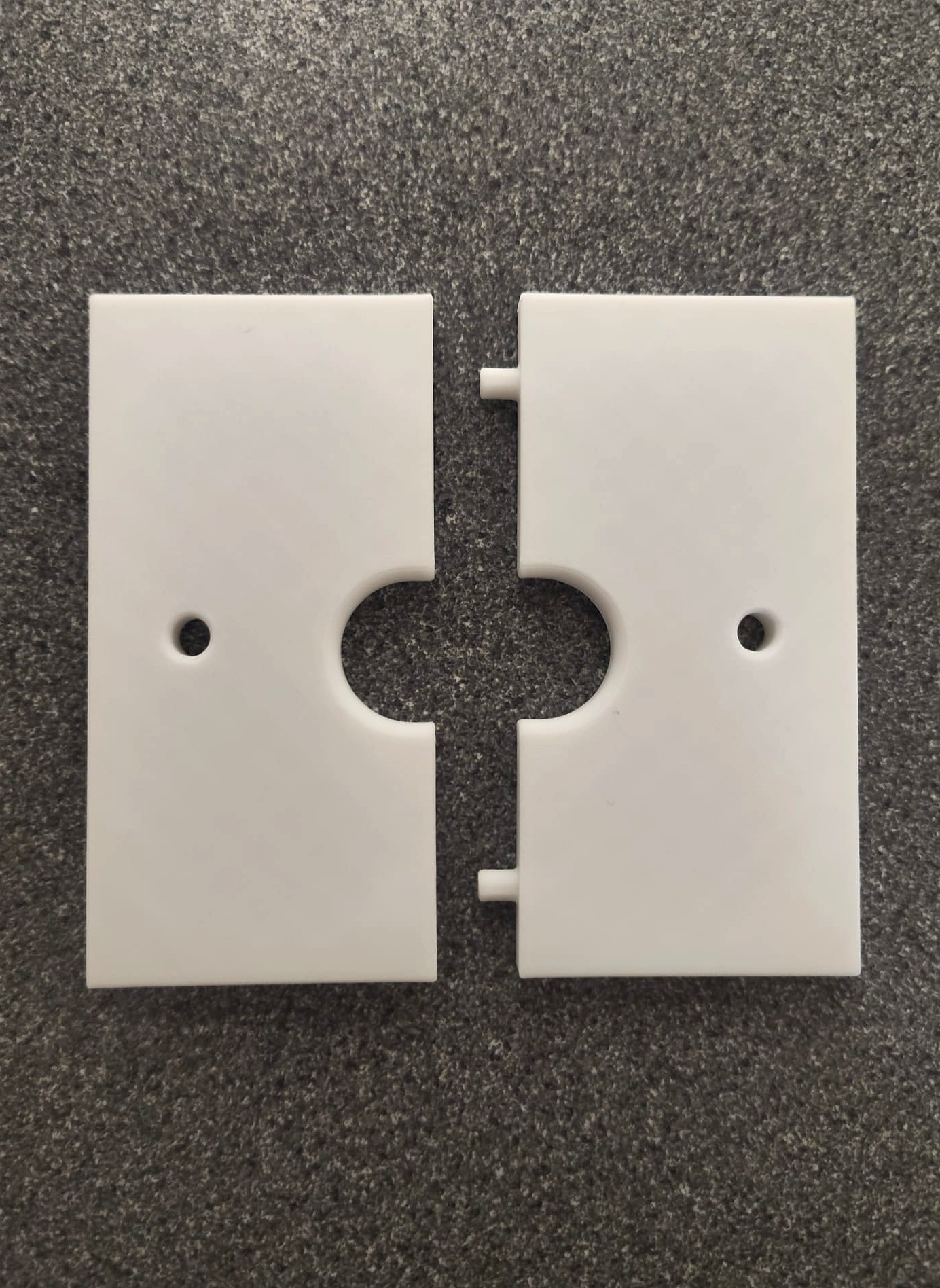 Miniatura 2 do modelo 3D UK Split Cable Pass-Through Wall Plate