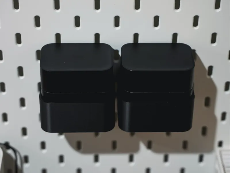 Skadis Mount - 8 AA Batteries and Charger Case