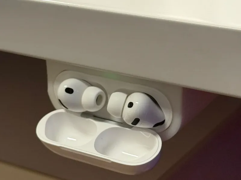 AirPods Pro 3 USB-C Ladestation unterm Tisch