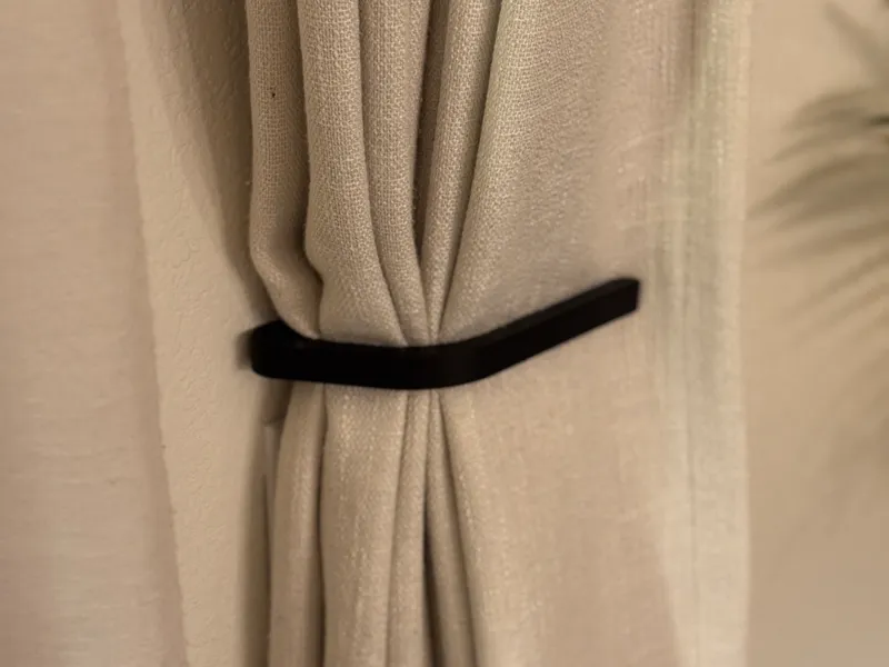 Minimal Curtain Holdback