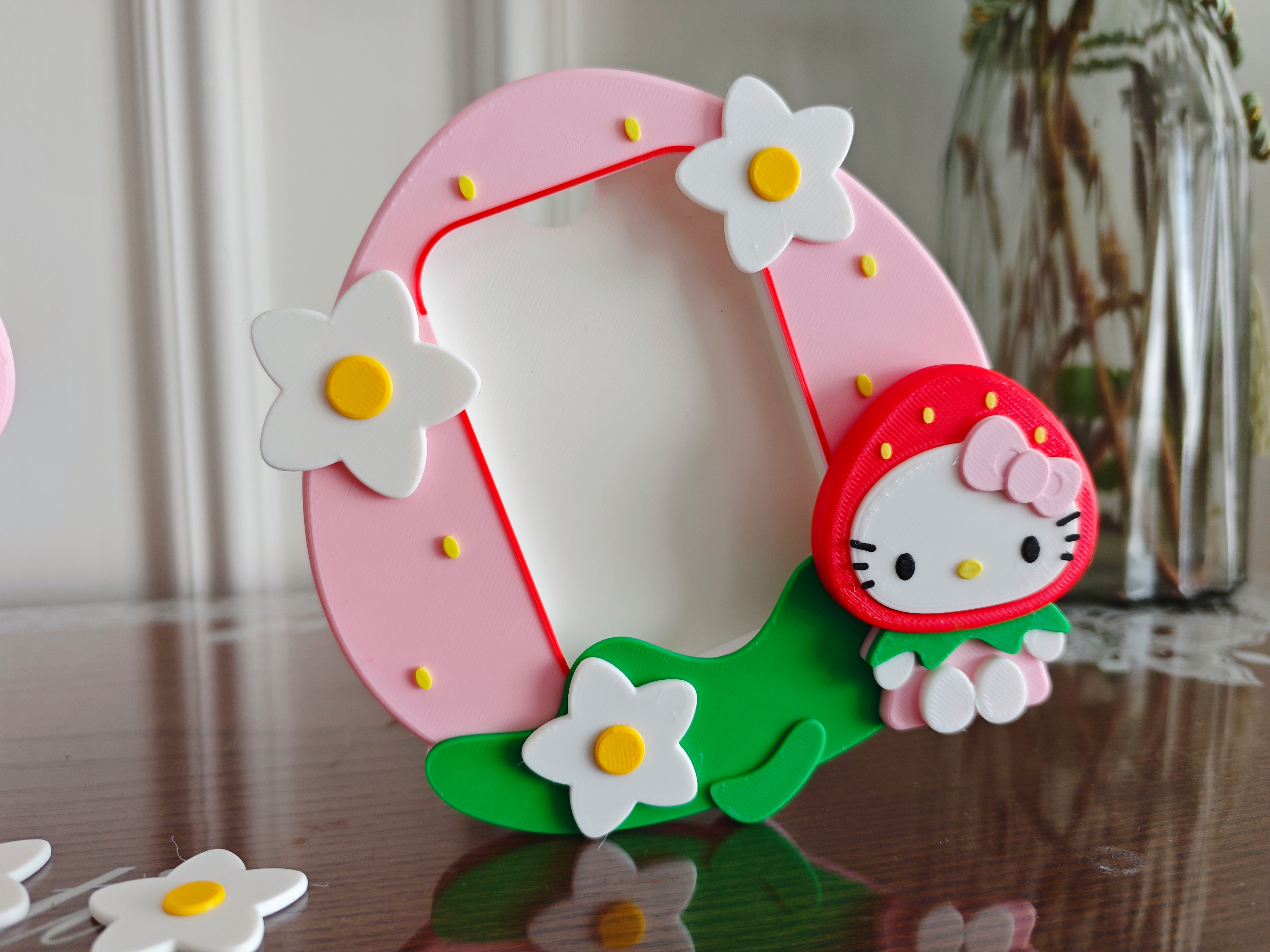 Miniatura 3 do modelo 3D 可爱草莓相框 凯蒂猫  草莓装扮Hello Kitty 比箱贴相框 多色打印 一组两款