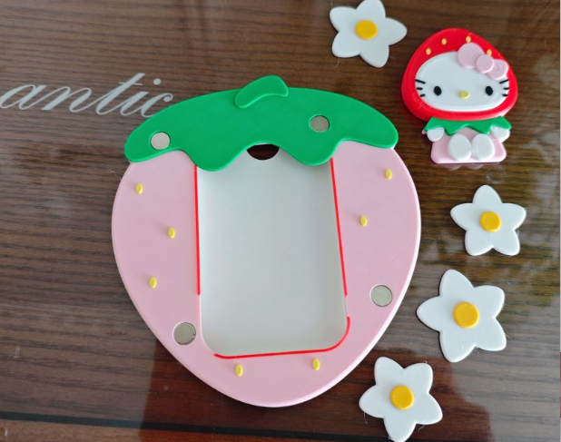 Miniatura 4 do modelo 3D 可爱草莓相框 凯蒂猫  草莓装扮Hello Kitty 比箱贴相框 多色打印 一组两款
