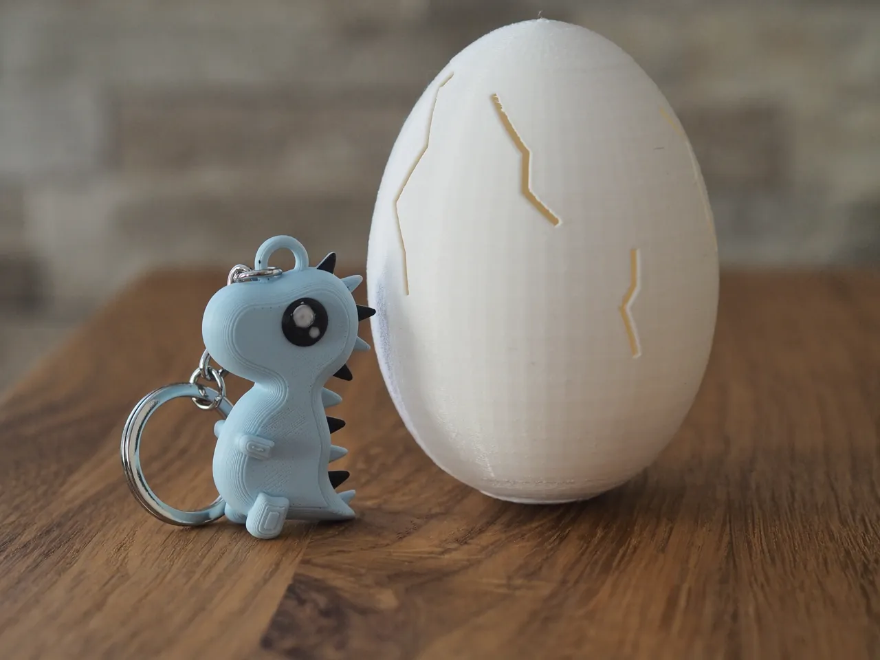 Egg with surprise (dino keychain) view 2