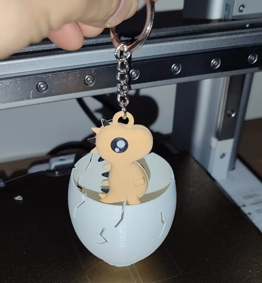 Egg with surprise (dino keychain) view 3