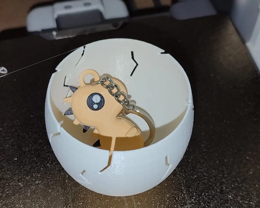 Egg with surprise (dino keychain) view 4