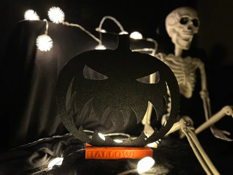 Böser Halloweenkürbis mit Halterung 