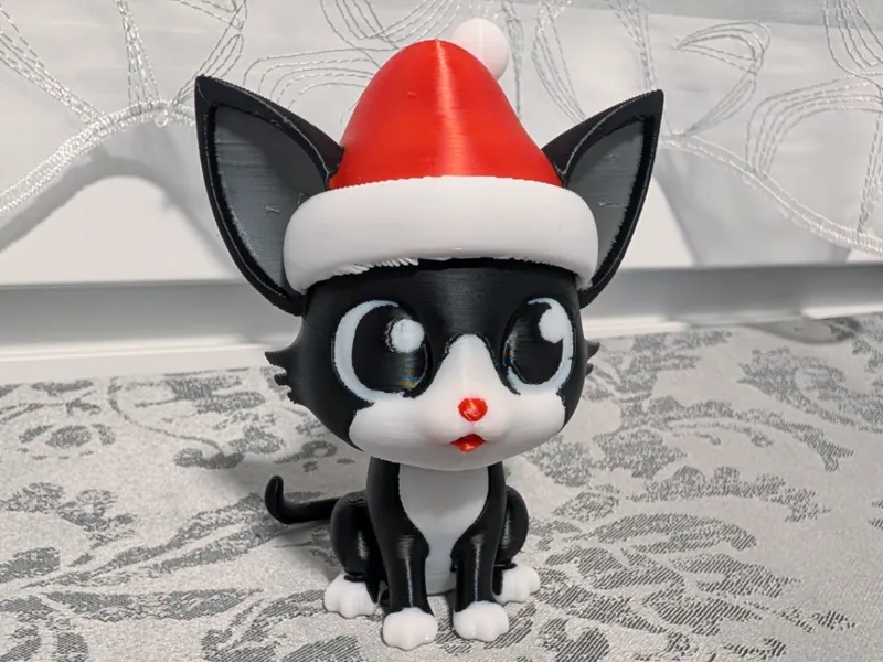 Süße Katze mit großen Ohren und Weihnachtsmütze