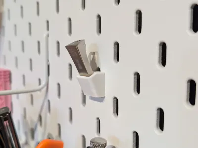 Single USB stick holder for IKEA Skadis