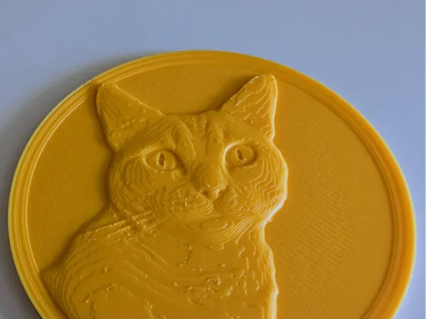 Pièce en relief chat qui tire la langue