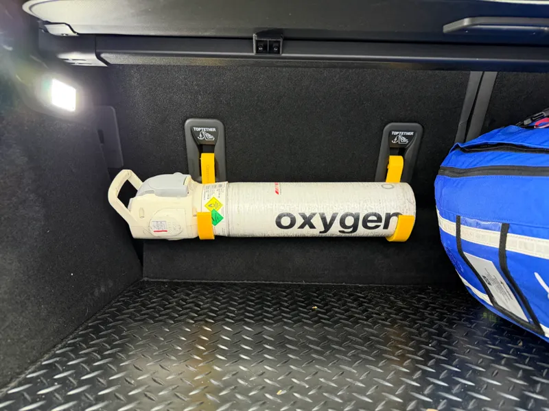 Oxygen cylinder isofix mount