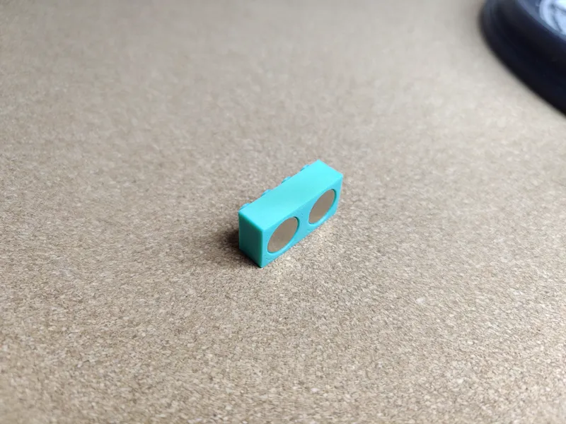 Brick with magnets compatible with all major brick companies