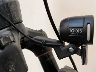 Halter für Frontleuchte an SKS Konus 2.0