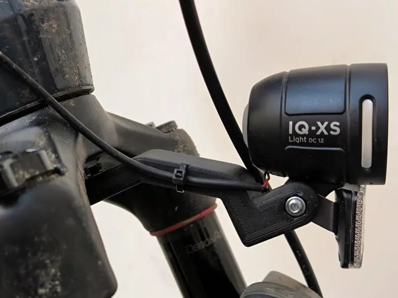 Halter für Frontleuchte an SKS Konus 2.0