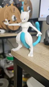 Фигурка Mewtwo в ярки цветове