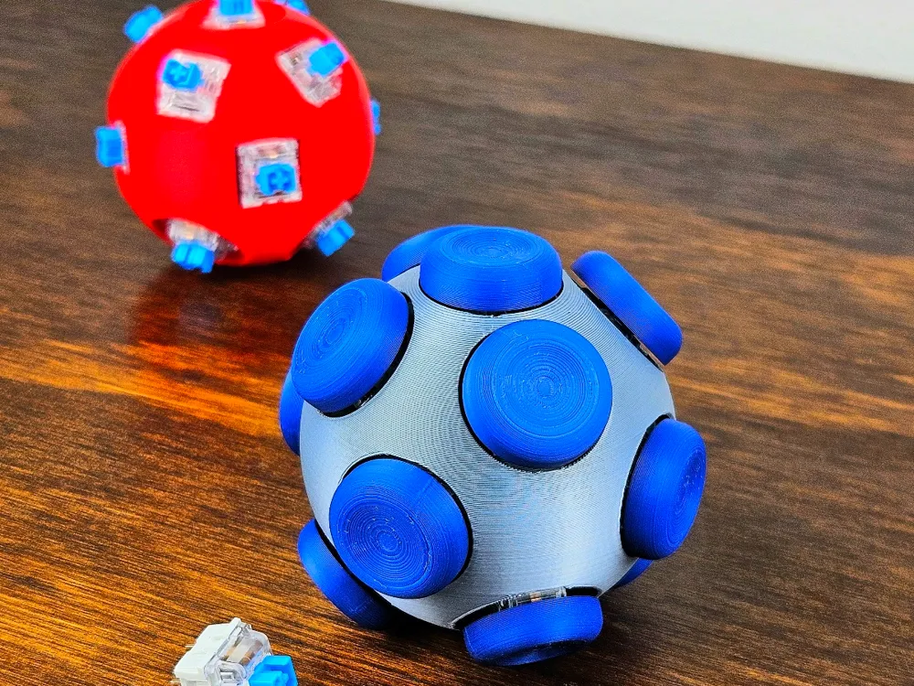 Objeto manipulable: 14-Sided Clicker Ball Fidget - Clicky Switch Ready. Referencia del modelo original.