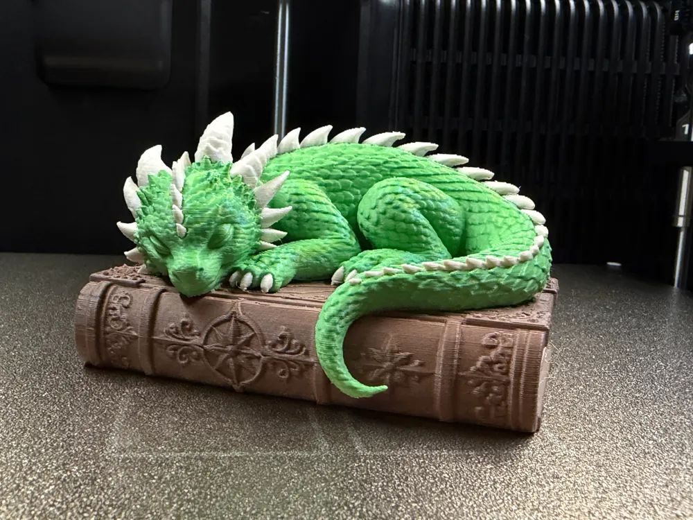 Adorno temático: Sleeping Dragon on an Book. Referencia del modelo original.