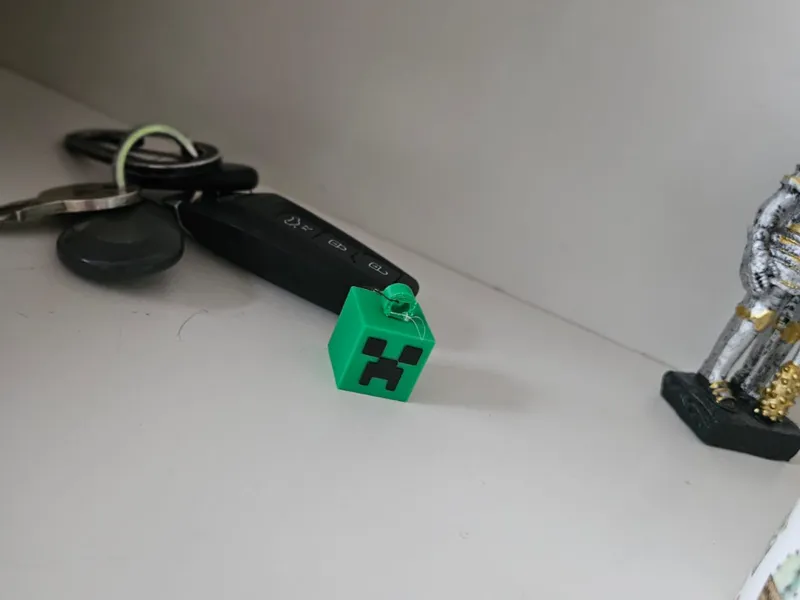 Kleiner Schlüsselanhänger in Form eines Creepers
