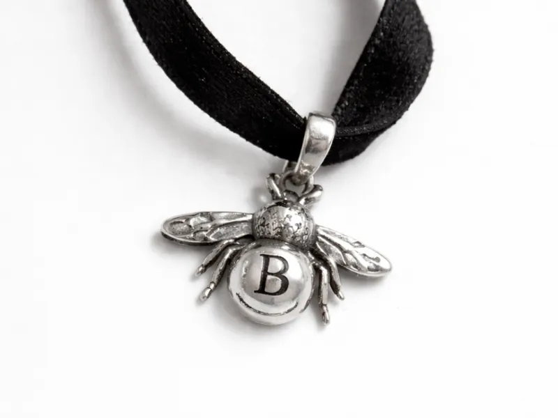 Ape Bridgerton collana stilizzata