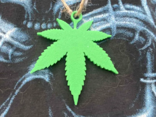 Pendentif feuille de cannabis