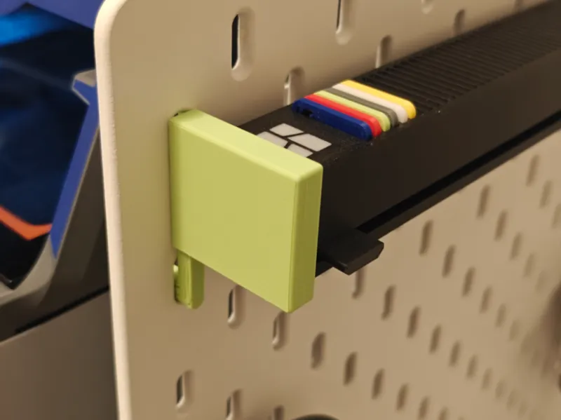 Vertical filament swatch holder hook