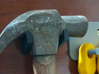Suporte de parede para martelo