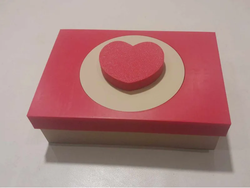Knitting box with yarn spinner