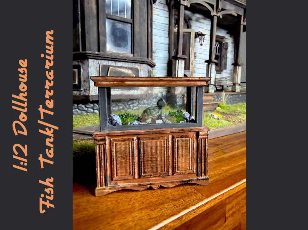 Figura decorativa: 1:12 Scale Miniature Aquarium / Terrarium w/ Stand. Referencia del modelo original.