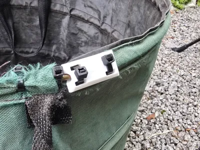 Pop-Up Garden Waste Bag Repair Clip