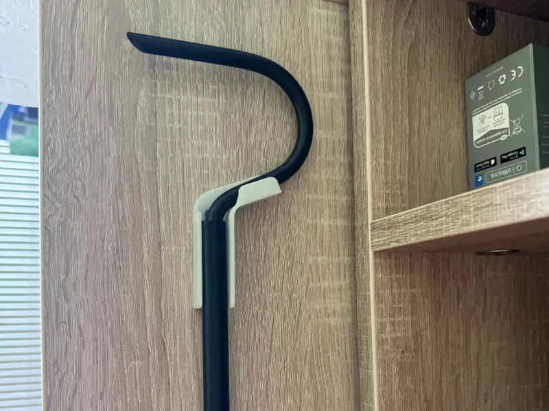 Hook holder for snakes