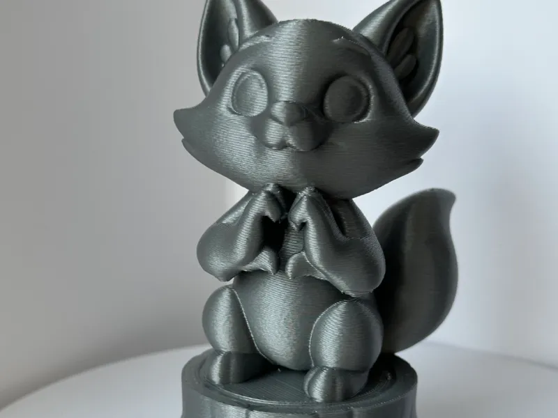 Kawaii-Fuchs mit Herzpfoten