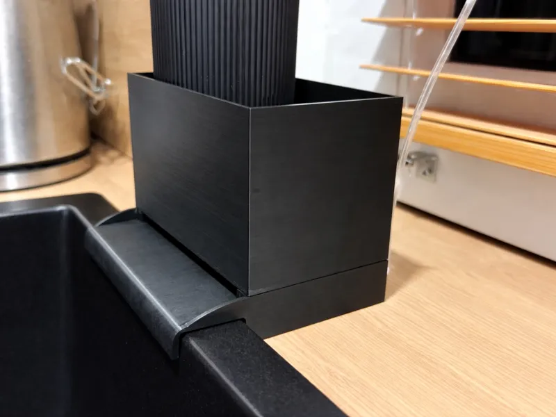 Self-draining sink organizer