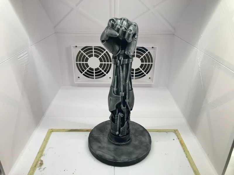 Terminator T-800 Arm mit Faust