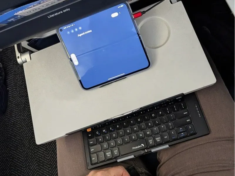 Rigidity clip for foldable mini keyboard/lapboard