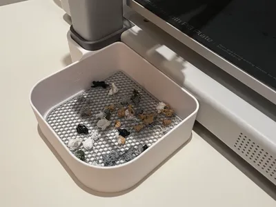Compact A1 poop chute basket with deflector