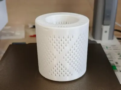 Cylindrical desiccant jar with water drop holes