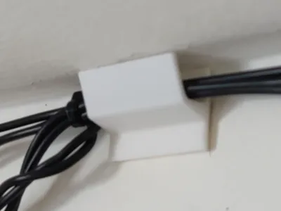 Simple low profile wire clip