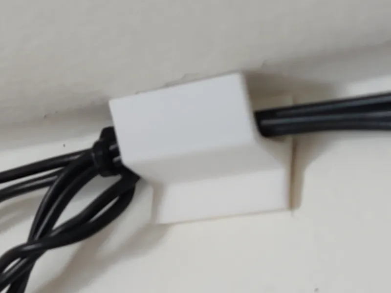 Simple low profile wire clip